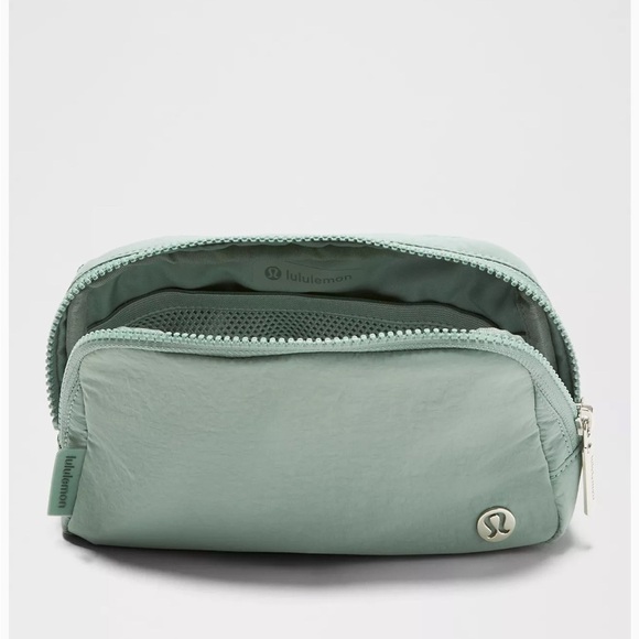 ⭐️NWT⭐️ Lululemon Everywhere Belt Bag 1L - Picture 4 of 5